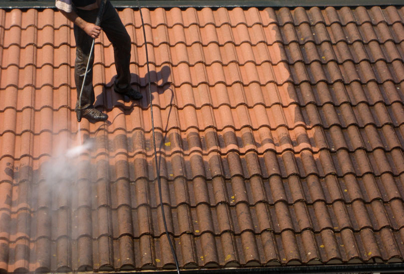 Démoussage et nettoyage de toiture dans le 04